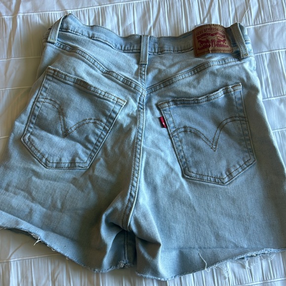 Women’s Levi jeans cut into shorts. Size 28. - Picture 5 of 5